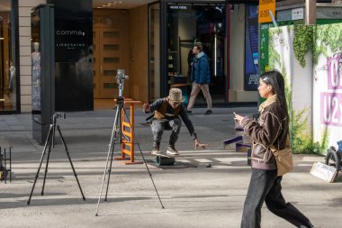 Viyana, Avusturya - 01 Nisan 2023: Bir adam pazarın yanında hokkabazlık yapan ve oyununu insanlara gösteren bir toptur.