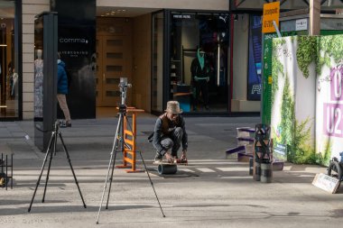 Viyana, Avusturya - 01 Nisan 2023: Bir adam pazarın yanında hokkabazlık yapan ve oyununu insanlara gösteren bir toptur