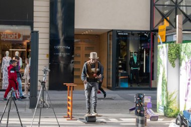 Viyana, Avusturya - 01 Nisan 2023: Bir adam pazarın yanında hokkabazlık yapan ve oyununu insanlara gösteren bir toptur.