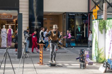 Viyana, Avusturya - 01 Nisan 2023: Bir adam pazarın yanında hokkabazlık yapan ve oyununu insanlara gösteren bir toptur.