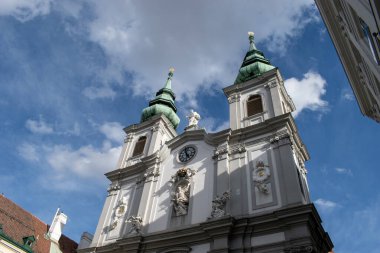 01.04.2023.Viyana, Avusturya. Yol boyunca yürüyorum, Viyana 'nın güzel binaları mavi gökyüzüyle