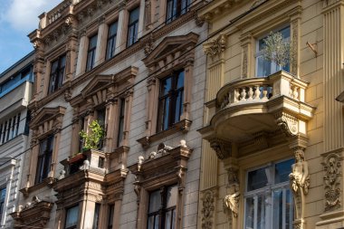 01.04.2023.Viyana, Avusturya. Yol boyunca yürüyorum, Viyana 'nın güzel binaları mavi gökyüzüyle