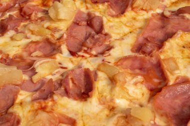 05.04.2023 Viyana, Avusturya. Ayrıntılı görüntüler Hawai pizza fotoğrafı ve domates sosu, peynir, jambon, ananas