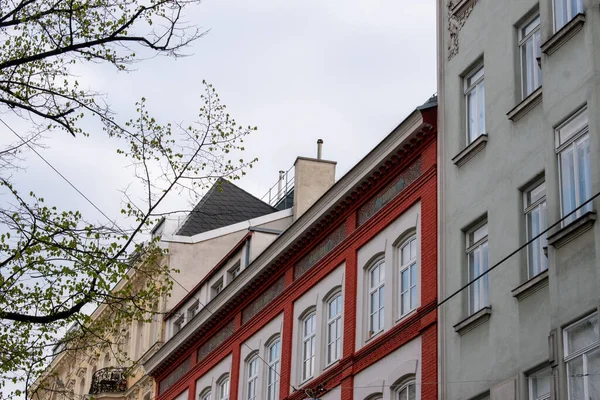 ウィーン市内の通りにある青い空自然現代建築 — ストック写真