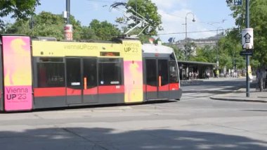 Avusturalya, Viyana - 21 Mayıs 2023: günlük yaşam. Viyana sokaklarındaki tramvay. Yolcuyla güzel bir sokak manzarası