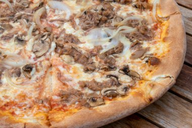 Avusturya, Viyana - 10 Mayıs 2023 pizza ile ton balığı, soğan ve mantarlı pizza.