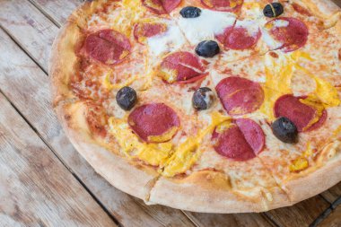 Avusturya, Viyana - 27 Mayıs 2023 pizza abi - domates sosu, peynir, salam, yumurta, zeytin ve ahşap masa