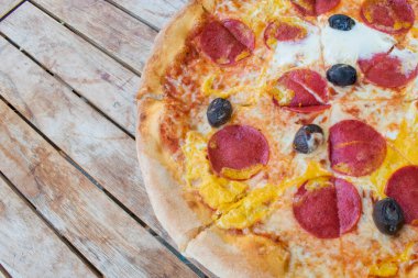 Avusturya, Viyana - 27 Mayıs 2023 pizza abi - domates sosu, peynir, salam, yumurta, zeytin ve ahşap masa