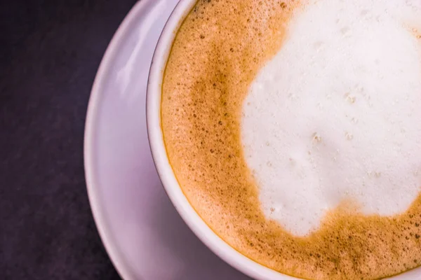 Close Macro Shot Naar Hete Cappuccino Koffie Met Witte Beker — Stockfoto