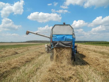 Petmihlyfa, hungary - 09 Temmuz 2018 hasat zamanı buğday toplamak için tarlayı birleştirir..