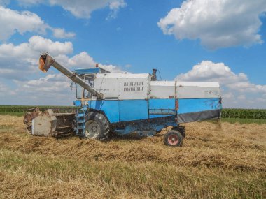 Petmihlyfa, hungary - 09 Temmuz 2018 hasat zamanı buğday toplamak için tarlayı birleştirir..