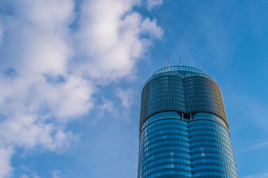 Avusturalya, Viyana - 5 Nisan 2023 Milenyum Kulesi, mavi gökyüzü ve modern mimari