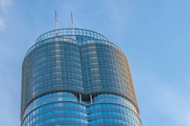 Avusturalya, Viyana - 5 Nisan 2023 Milenyum Kulesi, mavi gökyüzü ve modern mimari