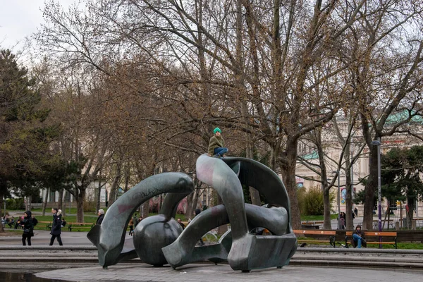 Wien Österreich April 2023 Kinder Spielen Auf Der Skulptur Hügelbögen — Stockfoto