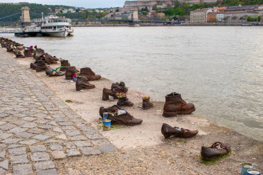 Budapeşte, Hungary - 16 Nisan 2023 Tuna Nehri üzerinde ayakkabılar, İkinci Dünya Savaşı sırasında öldürülen Yahudilerin anısına yapılmış bir anıt, 1944-1945 soykırımı anıtı, tarihi heykel