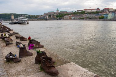 Budapeşte, Hungary - 16 Nisan 2023 Tuna Nehri üzerinde ayakkabılar, İkinci Dünya Savaşı sırasında öldürülen Yahudilerin anısına yapılmış bir anıt, 1944-1945 soykırımı anıtı, tarihi heykel