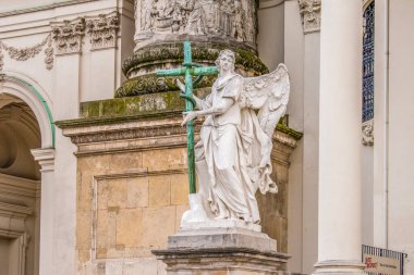 Viyana, Avusturya. Karlsplatz 'da 9 Nisan 2023 Karlskirche, Viyana' nın birinci ve dördüncü bölgelerinin sınırında yer alan bir şehir meydanı.