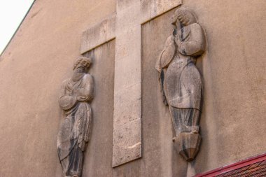 Viyana, Avusturya. 5 Nisan 2023 güzel duvar heykeli, detaylar, kilisenin yakın çekimi.