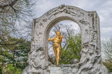 Viyana, Avusturya. 9 Nisan 2023, Viyana, Avusturya 'daki stadtpark' ta efsanevi müzisyen 2. Johann Strauss 'un altın yaldızlı bronz heykeli sergilenmektedir.