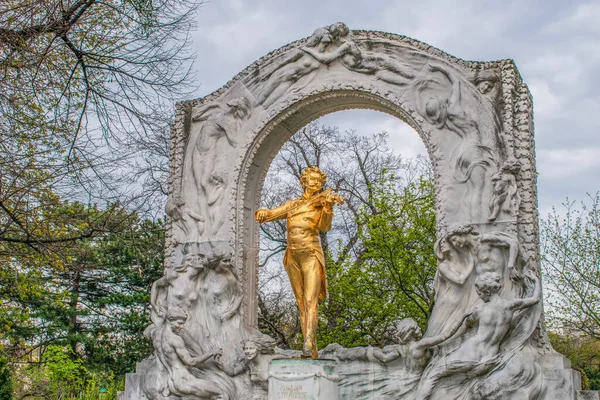 Wiednia Austria Kwietnia 2023 Pomnik Brązową Figurą Legendarnego Muzyka Johanna — Zdjęcie stockowe