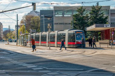 Viyana, Avusturya. 5 Nisan 2023 Avustralya 'nın büyüleyici başkenti. Tramvay manzaralı canlı bir sokak manzarası.