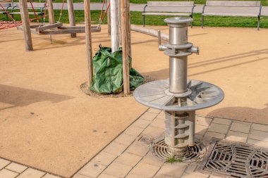 Viyana, Avusturya. 5 Nisan 2023 tazeleyici vaha parktaki içme suyu çeşmesi