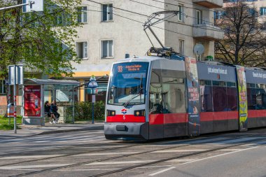 Viyana, Avusturya. 5 Nisan 2023 Avustralya 'nın büyüleyici başkenti. Tramvay manzaralı canlı bir sokak manzarası.