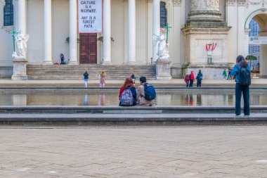 Viyana, Avusturya. 26 Nisan 2023 öğleden sonra Karlskirche 'de Karlsplatz Meydanı, Viyana' daki Charles Kilisesi 'nin fevkalade manzarası.