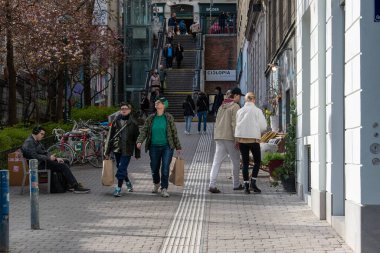 Viyana, Avusturya. 1 Nisan 2023 'te Viyana' nın yürümeye elverişli cazibesi bir yaya caddesinde (Avrupa 'da günlük yaşam)