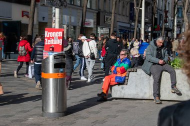 Viyana, Avusturya. 1 Nisan 2023 Viyana 'nın yürüyen caddesinde oturuyor.