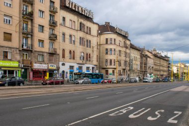 Budapeşte, Macaristan - 15 Nisan 2023 Budapeşte, hungary 'nin büyüleyici öğleden sonra sokaklarını keşfediyor