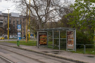 Budapeşte, Macaristan - 15 Nisan 2023 Budapeşte 'de boş bir otobüs durağını keşfeden dingin sessizlik