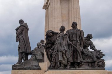 Budapeşte, Macaristan - 15 Nisan 2023 Budapeşte parlamentosunun dışındaki Istvan Tisza anıtı büyük bir lidere saygılarını sunuyor.