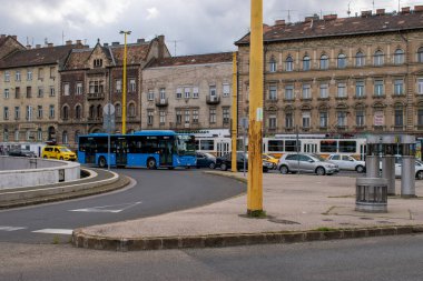 Budapeşte, Macaristan - 15 Nisan 2023 Budapeşte 'nin öğleden sonra sokaklarında gezinti