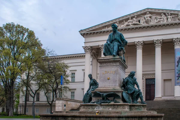 匈牙利布达佩斯 2023年4月15日 亚诺斯阿莱尼纪念碑和匈牙利国家博物馆在最原始的地方庆祝文化遗产 — 图库照片