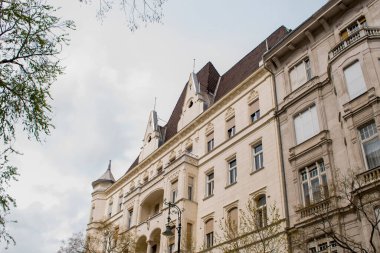 Budapeşte, Macaristan - 15 Nisan 2023 Budapeşte sokaklarındaki eski binaları keşfeden