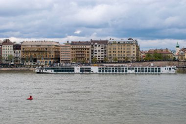 Budapeşte, Macaristan - 15 Nisan 2023 Huzurlu güzellik Tuna Nehri, turizm ve Budapeşte 'nin görkemli manzarası
