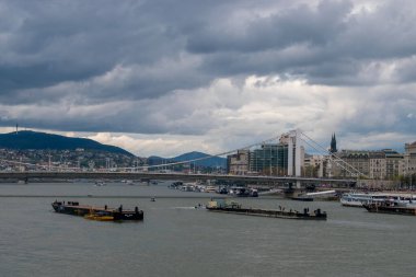 Budapeşte, Macaristan - 15 Nisan 2023 Budapeşte 'nin görkemli Tuna Nehri, turizm gemisi ve Hungary' nin büyüleyici başkenti