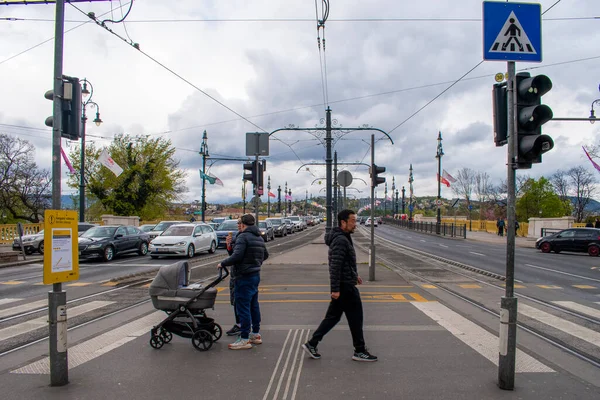 Budapest Hungría Abril 2023 Urbano Ritmo Peatones Graciosamente Cruzar Carretera — Foto de Stock