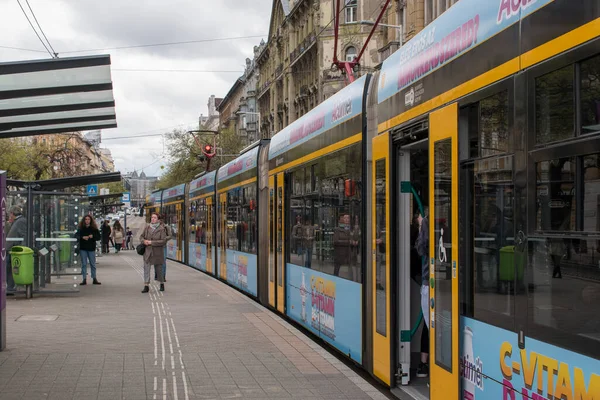 Будапешт Венгрия Апреля Оживленный Городской Шарм Современного Желтого Трамвая Пульс — стоковое фото