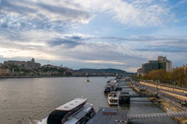 Budapeşte, Macaristan - 16 Nisan 2023 dingin güzellik Tuna nehrinin büyüleyici manzarası, gemiler ve turistler Budapeşte 'de.
