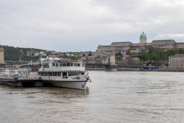 Budapeşte, Macaristan - 16 Nisan 2023 Macar kraliyet ailesi ve manzara güzelliği Danube nehri, buda kalesi ve ulusal galeri kompleksi keşfediyor..
