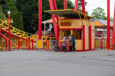 Viyana, Avusturya. 25 Nisan 2023 heyecan verici macera Viyana 'daki Prater Lunaparkı' nda bir ailenin eğlence trenine binişi başlıyor.
