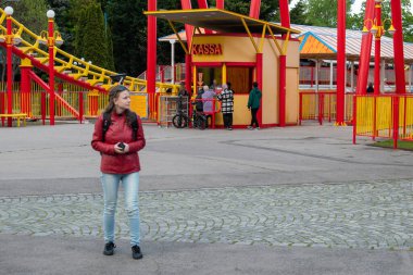 Viyana, Avusturya. 25 Nisan 2023 Bir kadının arkadaşı ile Viyana 'nın büyüleyici eğlence parkında yeniden bir araya gelme arayışı