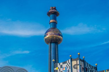 Viyana, Avusturya, 15 Mayıs 2023 Viyana 'nın muhteşem atık yakma fabrikası ekolojik tasarımın öncüsü Friedensreich hundertwasser' ın bir mimari harikası.
