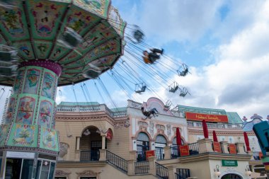 Viyana, Avusturya. 25 Nisan 2023 Alacakaranlık Keyifleri büyüleyici dinamik zincir salıncak gezisi Prater Lunaparkı, Viyana, Avusturya