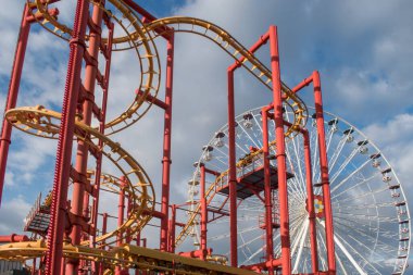 Viyana, Avusturya. 25 Nisan 2023 Gökyüzünde süzülen heyecan verici zamperla volare coaster Prater Lunaparkı, Viyana, Avusturya