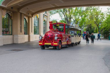 Viyana, Avusturya. 25 Nisan 2023 'te prater trenine binenler lunaparkın harikalar diyarında neşeli bir yolculuk yapacaklar.