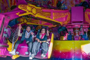 Viyana, Avusturya. 25 Nisan 2023 Adrenalin coşkusu salındı Prater 'ın heyecan verici yolculuklarını fethetti