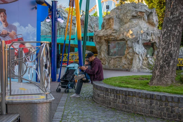 ウィーン オーストリア 2023年4月25日お父さんと子供が遊園地のスリルで休息を見つける — ストック写真